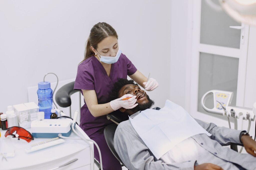 Cuidados y prevención de la salud bucodental en la edad adulta frente a señales de alarma