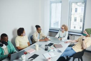 Implantar el trabajo híbrido en pymes ordenando horario, herramientas y cultura